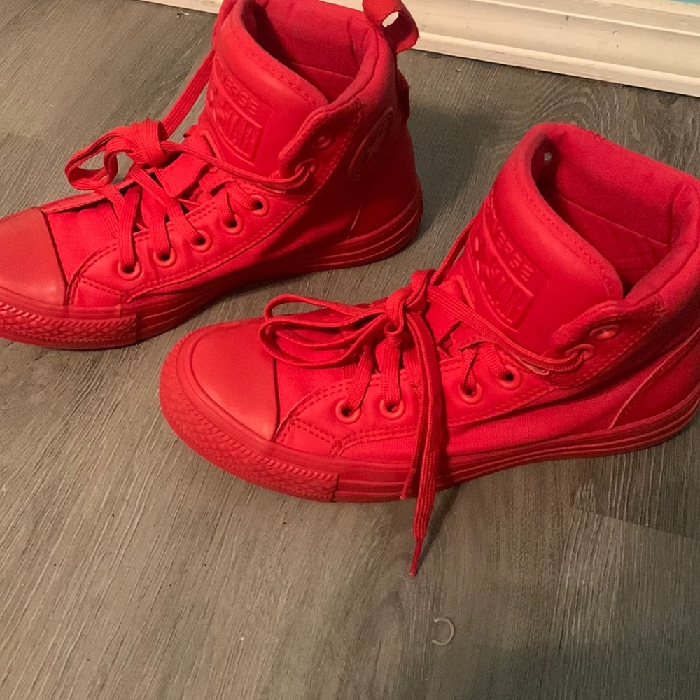 SELLING (RED) CHUCK TAYLOR HIGHT RUBBER CONVERSE ALL STAR.